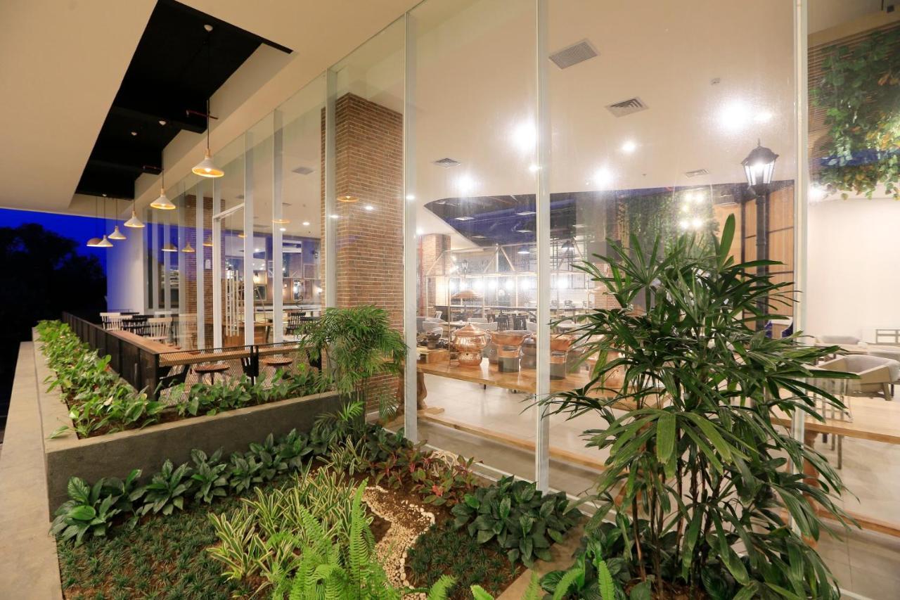 Luminor Hotel Purwokerto By Wh ภายนอก รูปภาพ